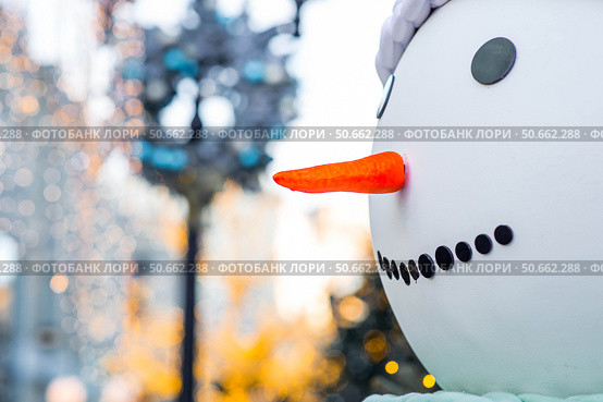 Holiday snowmen on the streets of Moscow. Christmas background with a snowman. Concept of preparation and decoration for the New Year. New Year's postcard 2026. Стоковое фото, фотограф Photojuli / Фотобанк Лори