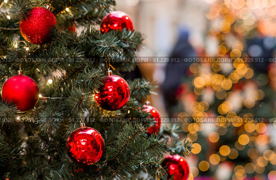 Holiday toys on the Christmas tree. Beautiful Christmas background. Concept of preparing decorations and furnishings for the New Year 2026. Стоковое фото, фотограф Photojuli / Фотобанк Лори