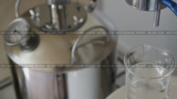 Home alcohol distillation equipment. Стоковое видео, видеограф Михаил Коханчиков / Фотобанк Лори