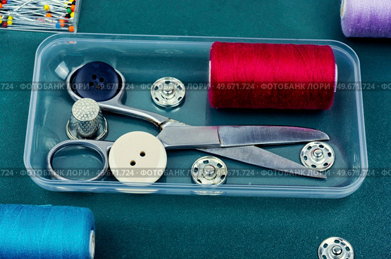 Home sewing kit, old scissors, needles, buttons Needlework concept. Various sewing tools, sewing items. Стоковое фото, агентство Ingram Publishing / Фотобанк Лори