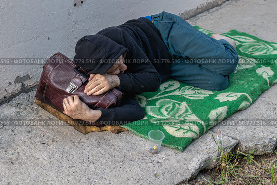 Homeless man sleeping. Poverty concept. Стоковое фото, фотограф Михаил Яковлев / Фотобанк Лори