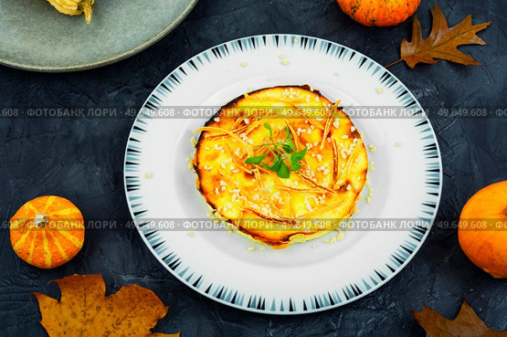 Homemade cakes, autumn recipe. Cottage cheese pumpkin casserole decorated with orange peels.. Homemade cottage cheese and pumpkin casserole. Стоковое фото, агентство Ingram Publishing / Фотобанк Лори