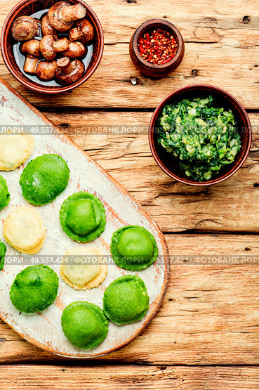 Homemade diet ravioli stuffed with spinach and nettle.Dumplings with herbal filling.. Ravioli with nettle. Стоковое фото, агентство Ingram Publishing / Фотобанк Лори