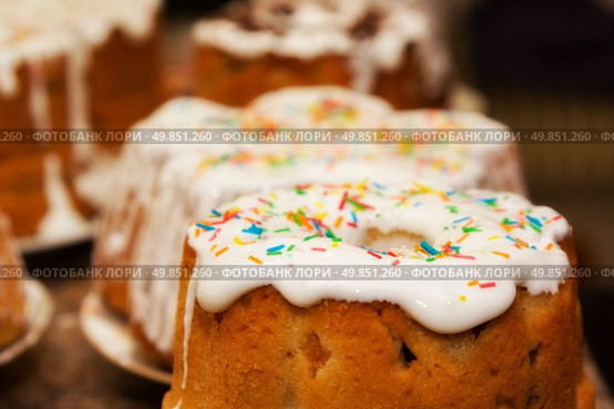 homemade Easter cake with icing and raisins. Стоковое фото, агентство Ingram Publishing / Фотобанк Лори