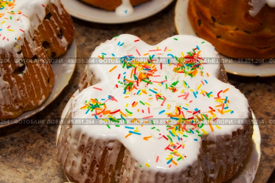 homemade Easter cake with icing and raisins. Стоковое фото, агентство Ingram Publishing / Фотобанк Лори