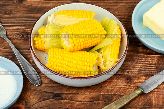 Homemade golden sweet corn cob with butter and salt on rustic wooden table. Rustic style.. Juicy sweet boiled corn or maize on rustic wooden table. Стоковое фото, агентство Ingram Publishing / Фотобанк Лори