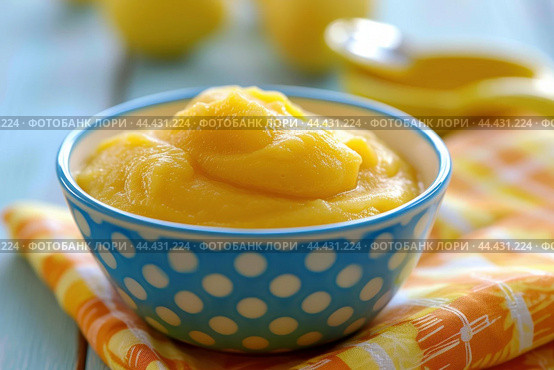 Homemade lemon curd in a decorative blue bowl. Стоковое AI-изображение, AI-художник Иван Рябоконь / Фотобанк Лори
