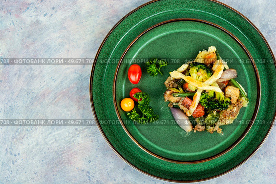 Homemade meat pie, quiche with Brussels sprouts, pumpkin and broccoli. Copy space, flat lay. Slice of freshly baked meat pie. Стоковое фото, агентство Ingram Publishing / Фотобанк Лори