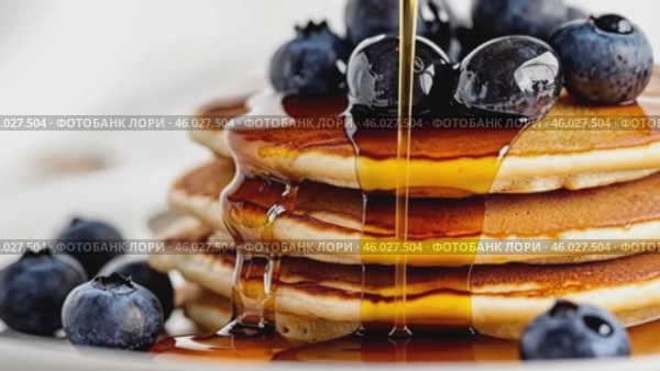 Homemade Pancakes stack with blueberries and honey on a modern ceramic plate. Classic blueberry pancake stack filled with syrup among gray concrete wall background. Sweet breakfast with berry, fruit. Стоковое AI-видео, аниматор Марина Демидюк / Фотобанк Лори