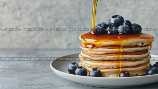 Homemade Pancakes stack with blueberries and honey on a modern ceramic plate. Classic blueberry pancake stack filled with syrup among gray concrete wall background. Sweet breakfast with berry, fruit. Стоковое AI-видео, аниматор Марина Демидюк / Фотобанк Лори