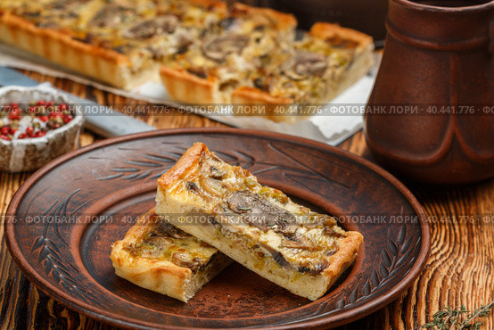 Homemade tart with mushrooms, leek, cheese and thyme on rustic background. Traditional snack cake. Lunch or dinner for gourmets. Selective focus. Стоковое фото, фотограф Виктория Панченко / Фотобанк Лори