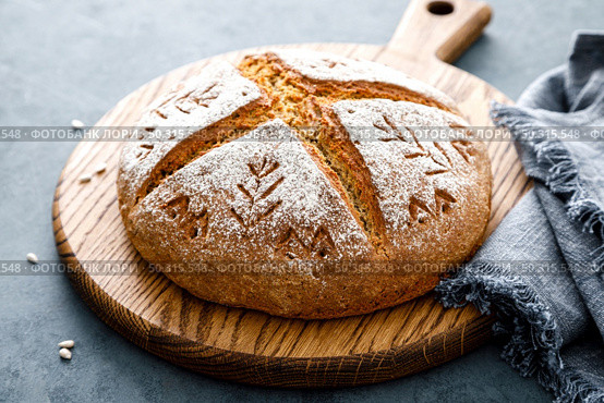 Homemade yeast free wholegrain rye bread with sunflower seeds. Стоковое фото, агентство Ingram Publishing / Фотобанк Лори