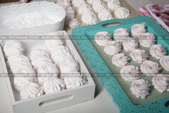 Homemade zephyr. White tray with marshmallows. Nearby is a container of dextrose. For processing marshmallows. Стоковое фото, фотограф Vadzim Yakubovich / Фотобанк Лори