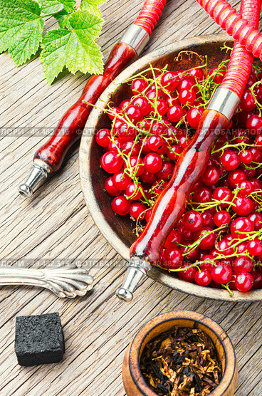 Hookah mouthpiece.Fruit shisha aroma.Tabak with red currant flavor.Kalian smoking with berry. Arabia shisha with currant tobacco. Стоковое фото, агентство Ingram Publishing / Фотобанк Лори