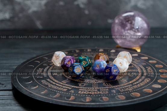 Horoscope zodiac circle with divination dice. Fortune telling and astrology predictions concept, magic rituals and exoteric experience. Zodiac horoscope with divination dice. Стоковое фото, агентство Ingram Publishing / Фотобанк Лори