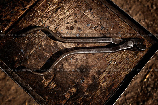 Horseshoes horse tools on a grunge wood. Horseshoes horse tools on a grunge wood table. Стоковое фото, агентство Ingram Publishing / Фотобанк Лори