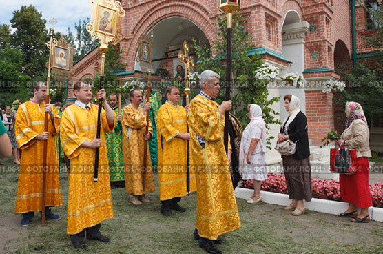 Хоругвеносцы идут крестным ходом около православной церкви. Троица (2013 год). Редакционное фото, фотограф Ольга Липунова / Фотобанк Лори