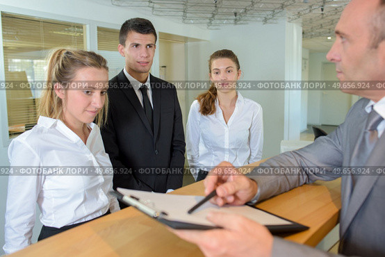 hospitality manager giving instructions to the apprentices. Стоковое фото, агентство Ingram Publishing / Фотобанк Лори