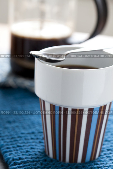 Hot coffee and plunger. Стоковое фото, фотограф Elina Manninen / Smarterpix / Фотобанк Лори