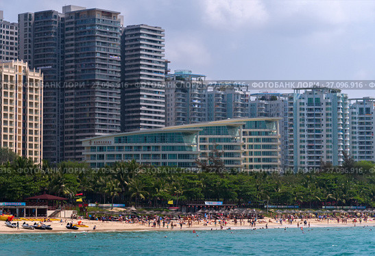 Hotels on Dadonghai Beach on the tourist island of Hainan (2017 год). Редакционное фото, фотограф Юлия Машкова / Фотобанк Лори