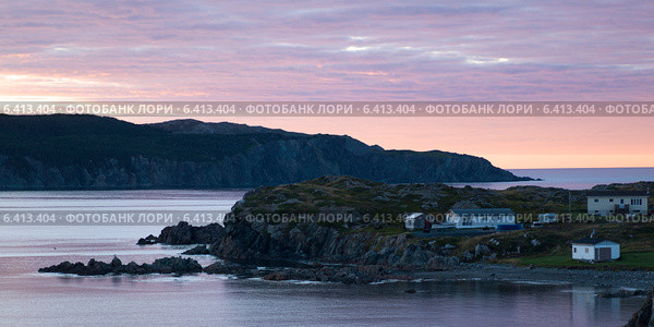 Houses along the coast, Twillingate, South Twillingate Island, Newfoundland And Labrador, Canada (2013 год). Стоковое фото, агентство Ingram Publishing / Фотобанк Лори