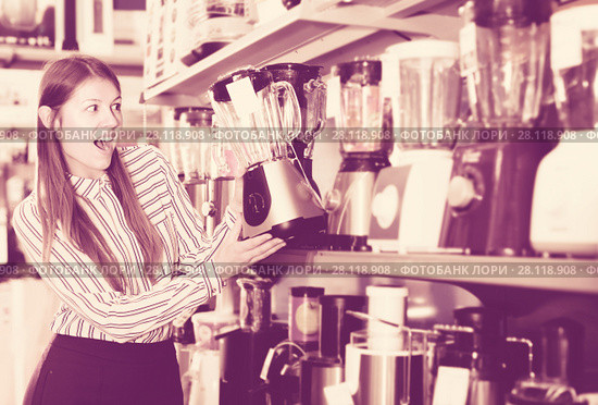 Housewife buying liquidiser. Стоковое фото, фотограф Яков Филимонов / Фотобанк Лори