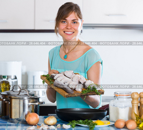 housewife frying saltwater fish. Стоковое фото, фотограф Яков Филимонов / Фотобанк Лори