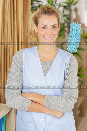 housewife using a spray detergent. Стоковое фото, агентство Ingram Publishing / Фотобанк Лори