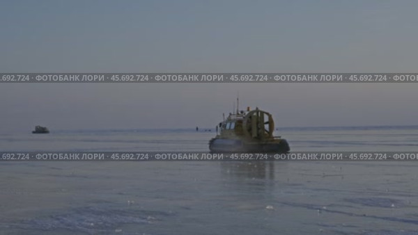 Hovercraft on frozen ice surface of Baikal lake. Стоковое видео, видеограф Михаил Коханчиков / Фотобанк Лори