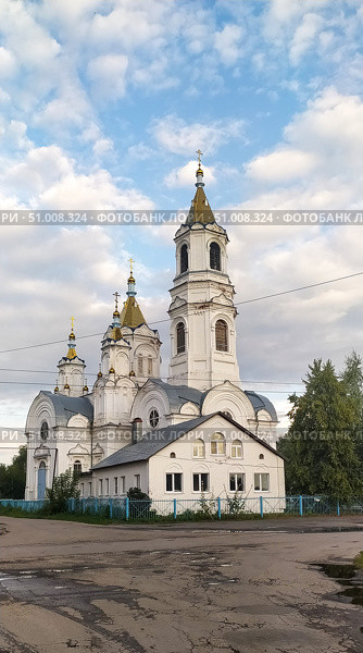 Храм Казанской иконы Божьей Матери — православный храм в селе Верхнее Санчелеево Ставропольского района Самарской области. Стоковое фото, фотограф Дудакова / Фотобанк Лори