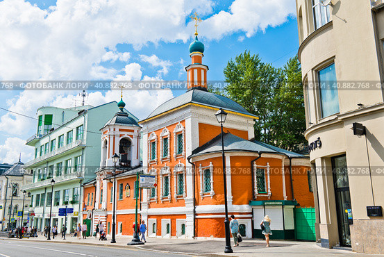 Храм Николая Чудотворца в Клённиках (или в Блинниках). Летний солнечный день. Улица Маросейка, дом 5. Москва (2023 год). Редакционное фото, фотограф E. O. / Фотобанк Лори