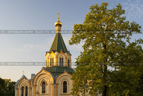 Храм святых апостолов Петра и Павла, город Любань, Ленинградская область, Россия. Петропавловская церковь в Любани является единственным в России храмом железнодорожников. Вечерний вид на красивую православную церковь. Стоковое фото, фотограф Андрей Степанов / Фотобанк Лори