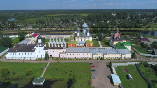 Храмы Тихвинского Богородичного Успенского монастыря солнечным летним днем. Тихвин, Россия (аэросъемка) (2018 год). Стоковое видео, видеограф Виктор Карасев / Фотобанк Лори