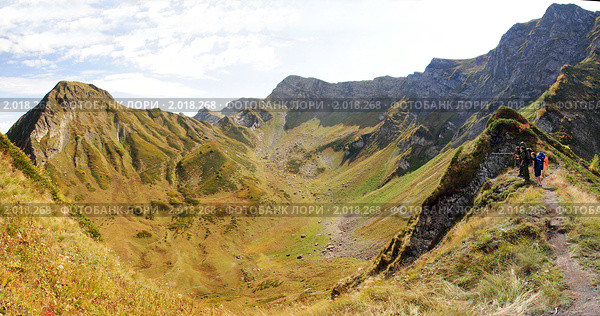 Хребет Аибга в осенних красках (панорама). Цирк под вторым пиком. Стоковое фото, фотограф Анна Мартынова / Фотобанк Лори