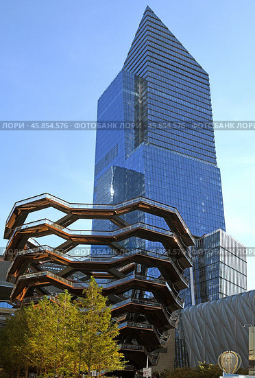 Hudson Yards Vessel and 10 Hudson Yards (South Tower), neighborhood on West Side of Midtown Manhattan, New York City. Редакционное фото, фотограф Валерия Попова / Фотобанк Лори