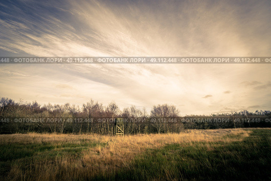 Hunting tower on a field in autumn scenery. Стоковое фото, агентство Ingram Publishing / Фотобанк Лори