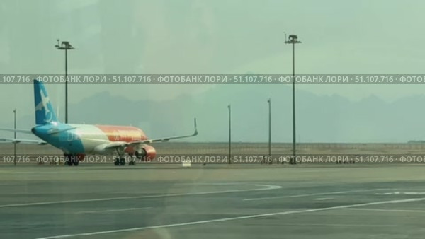 Hurghada, Egypt, August 10 2025. Passenger planes of the Russian airlines Egyptians are waiting for passengers to load at the airport of Hurghada. Air lane landing Hurghada. International airport (2015 год). Редакционное видео, видеограф Zita Khasanova / Фотобанк Лори