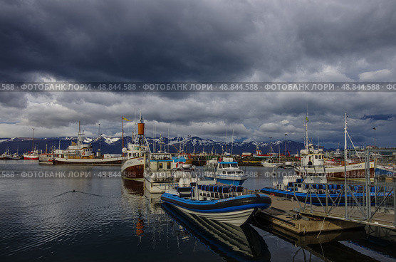 Хусавик (Husavik ) - город на северном побережье Исландии, на берегу залива Скьялфанди ( Skjalfandi ). Город является центром наблюдения за китами в Исландии (2014 год). Редакционное фото, фотограф Дымов Игорь / Фотобанк Лори