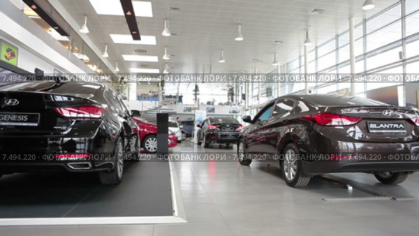 Hyundai Genesis и Elantra в шоуруме автосалона Рольф-Лахта, Санкт-Петербург (2015 год). Редакционное видео, видеограф Кекяляйнен Андрей / Фотобанк Лори