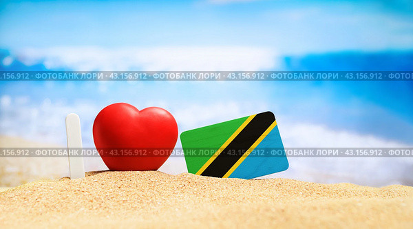 I love Tanzania and Zanzibar. Flag of Tanzania on the beach with a red heart. vacation and travel concept. (2023 год). Стоковое фото, фотограф Никита Бурденков / Фотобанк Лори
