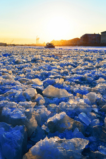 Ice blocks and MOE boat at sunset (2018 год). Стоковое фото, фотограф Максим Мицун / Фотобанк Лори