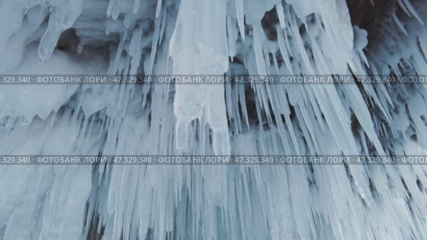 Ice cave on Baikal lake in winter. Стоковое видео, видеограф Михаил Коханчиков / Фотобанк Лори