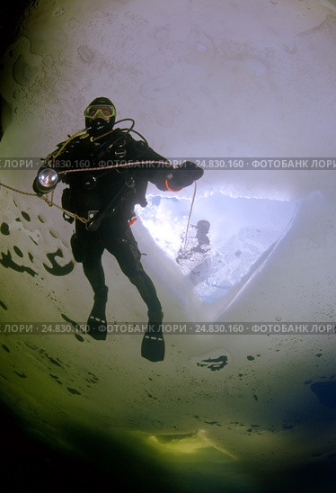 Ice diving in Russian Arctic (2009 год). Редакционное фото, фотограф Некрасов Андрей / Фотобанк Лори