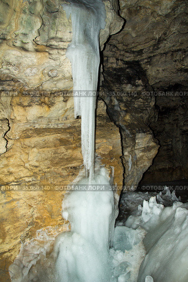 Icicles and ice with snow in the grotto at the entrance to the old quarries for mining. Стоковое фото, фотограф Акиньшин Владимир / Фотобанк Лори