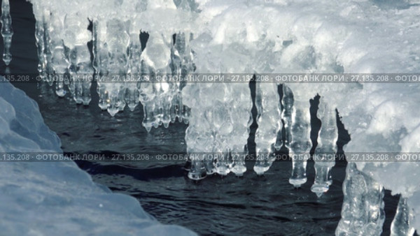 Icicles in polynya on ice of river Katun in winter. Стоковое видео, видеограф Сергей Пристяжнюк (Serg Zastavkin) / Фотобанк Лори