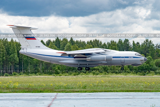Ил-76МД (бортовой RF-78805) на посадке, аэродром Мигалово, Тверь (2018 год). Редакционное фото, фотограф Alexei Tavix / Фотобанк Лори