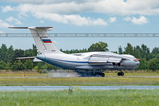 Ил-76МД (бортовой RF-78807) на посадке, аэродром Мигалово, Тверь (2018 год). Редакционное фото, фотограф Alexei Tavix / Фотобанк Лори