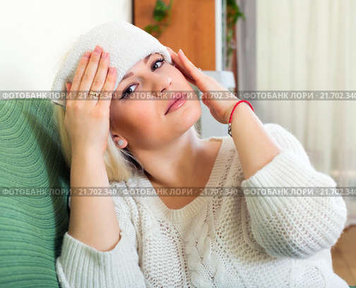 Ill woman bringing down temperature. Стоковое фото, фотограф Яков Филимонов / Фотобанк Лори
