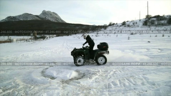 Impassability. Riding a quad bike in winter in the snow. Непроходимость. Катание на квадроцикле зимой по снегу. (2016 год). Редакционное видео, видеограф Egor Sarantstv / Фотобанк Лори
