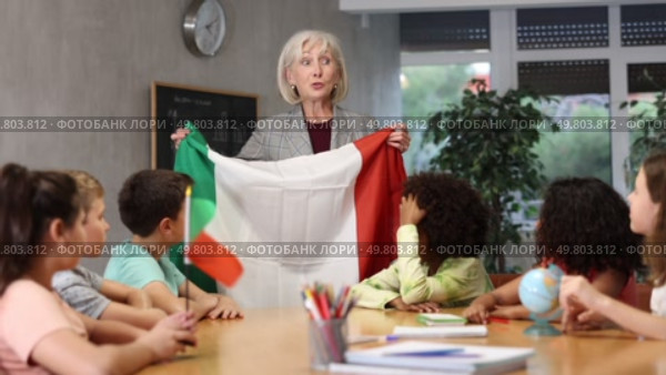 in geography lesson, students carefully listen to woman teacher who talks about Italy. Стоковое видео, видеограф Яков Филимонов / Фотобанк Лори